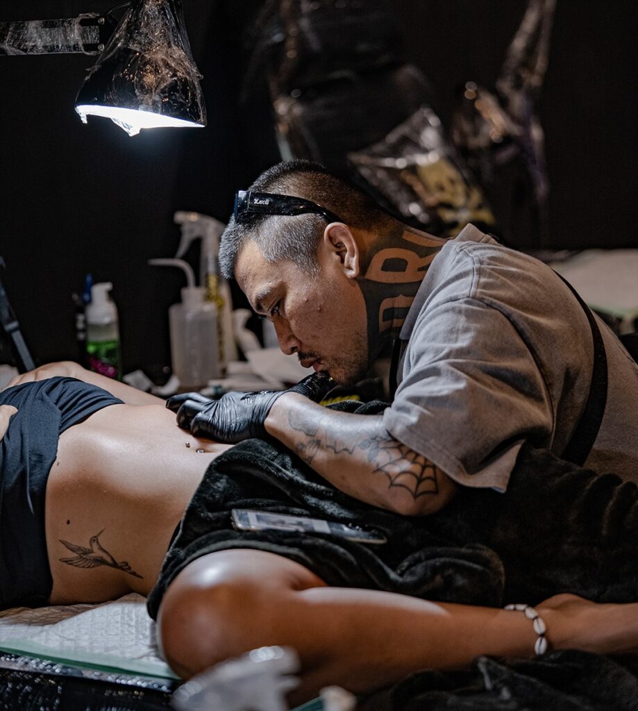 Apa Itu Tattoo? Temukan Makna Sejati Seni Kulit di Tattoo Studio Bali Terbaik Tattoo Artist is Tattooing Someone